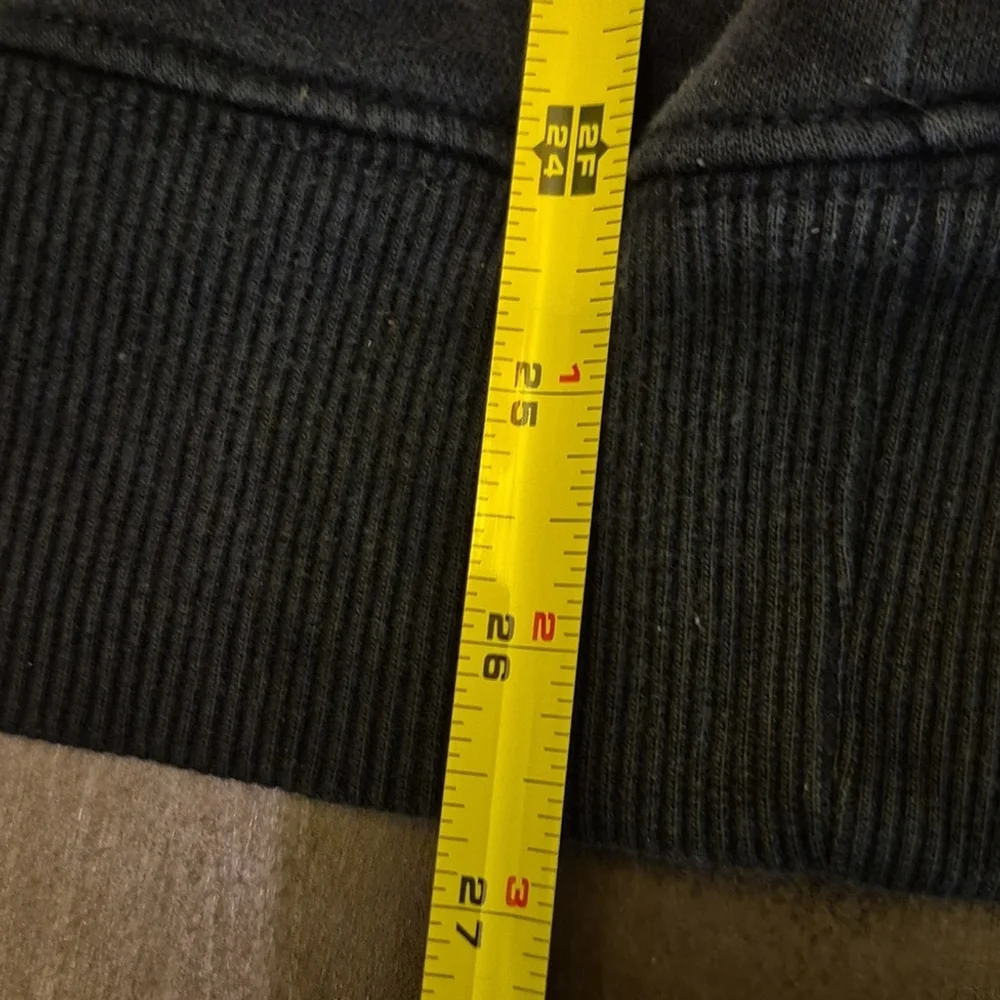 The Northface Mens SzM. Black Hoodie: Kangaroo Pocket.(#1585)